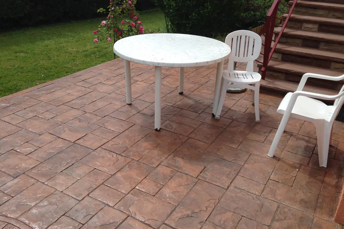 Maison avec sol en béton imprimé dans la zone de séjour extérieure à Cambrai